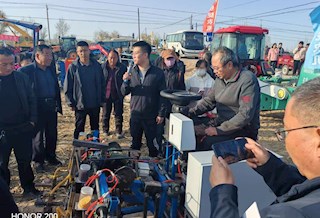 bv伟德国际1946成功举办智能化气吸式蔬菜精量播种机现场演示培训会