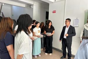 粽香飘进宿舍 温情浸润心田——bv伟德国际1946暖心开展端午宿舍慰问活动