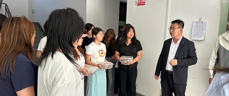 粽香飘进宿舍 温情浸润心田——bv伟德国际1946暖心开展端午宿舍慰问活动